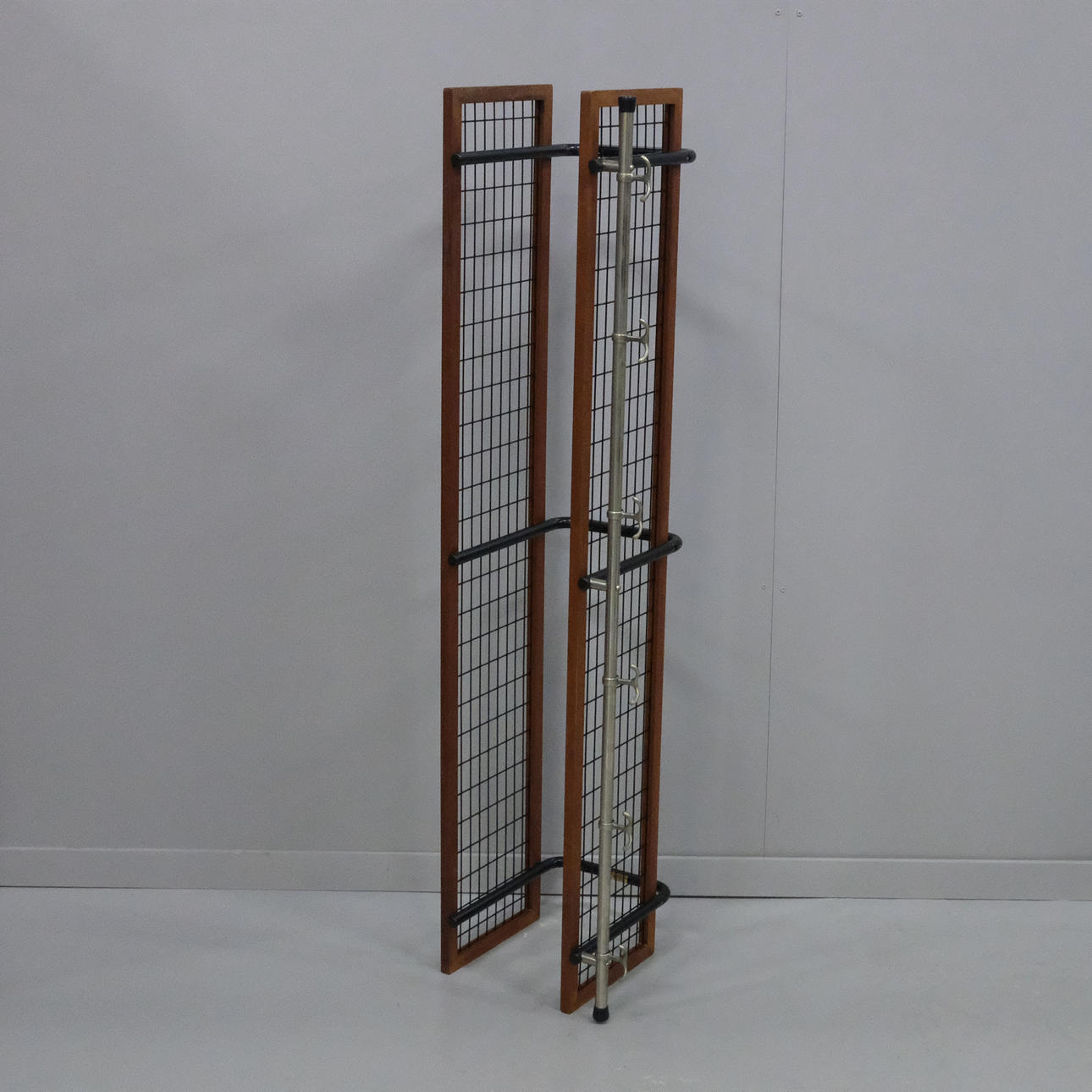 HAT SHELF, ISAKSSON.