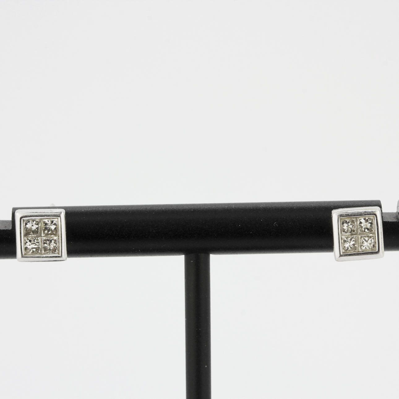 18K VITGULD OCH DIAMANTÖRHÄNGEN.