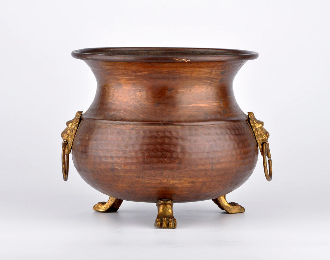 3-FÜSSIGER CACHEPOT, KUPFER. Hantera lejonhuvuden, tassfötter.