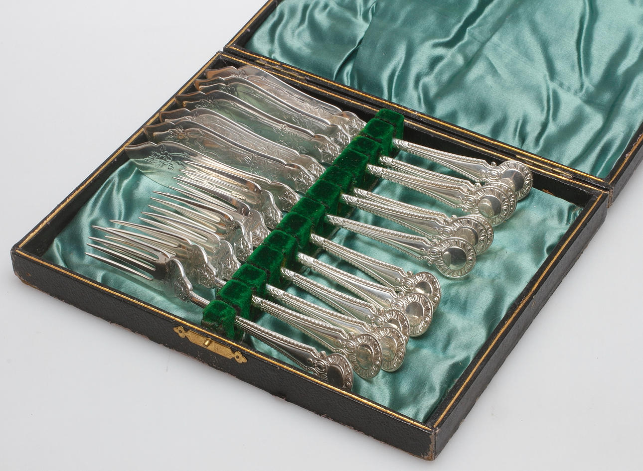 FISKBESTICK, 12 delar, nysilver, England, omkring 1900.