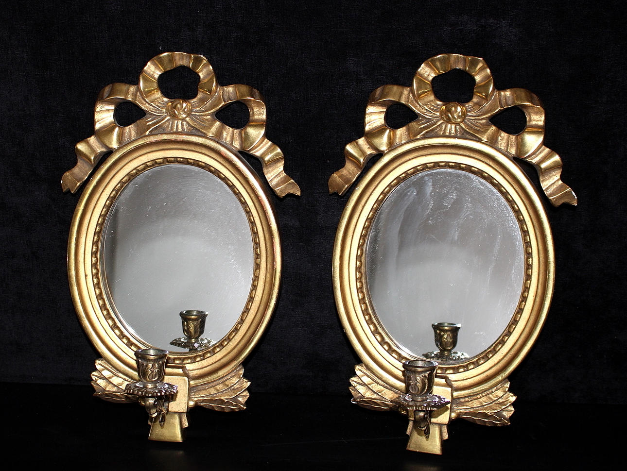 SPEGELLAMPETTER, förgyllda träramar, med ljusarmar i malm.