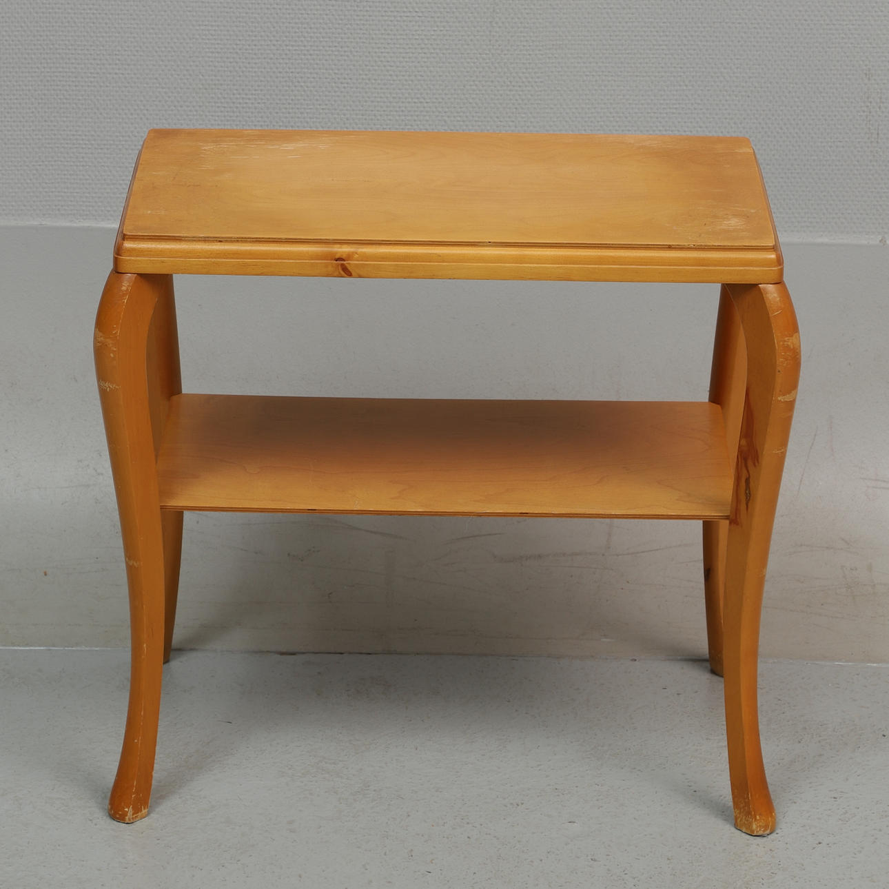 Ein Funktisch aus Holz, 1940er Jahre.