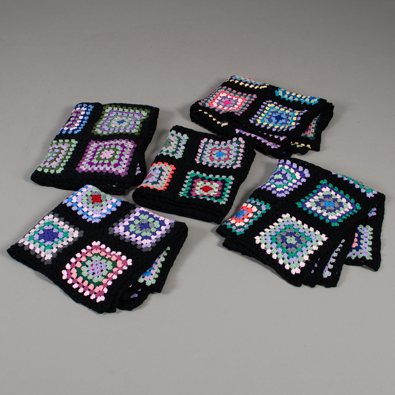 PLÄD / FILT. 5 st, mormorsrutor, virkade.