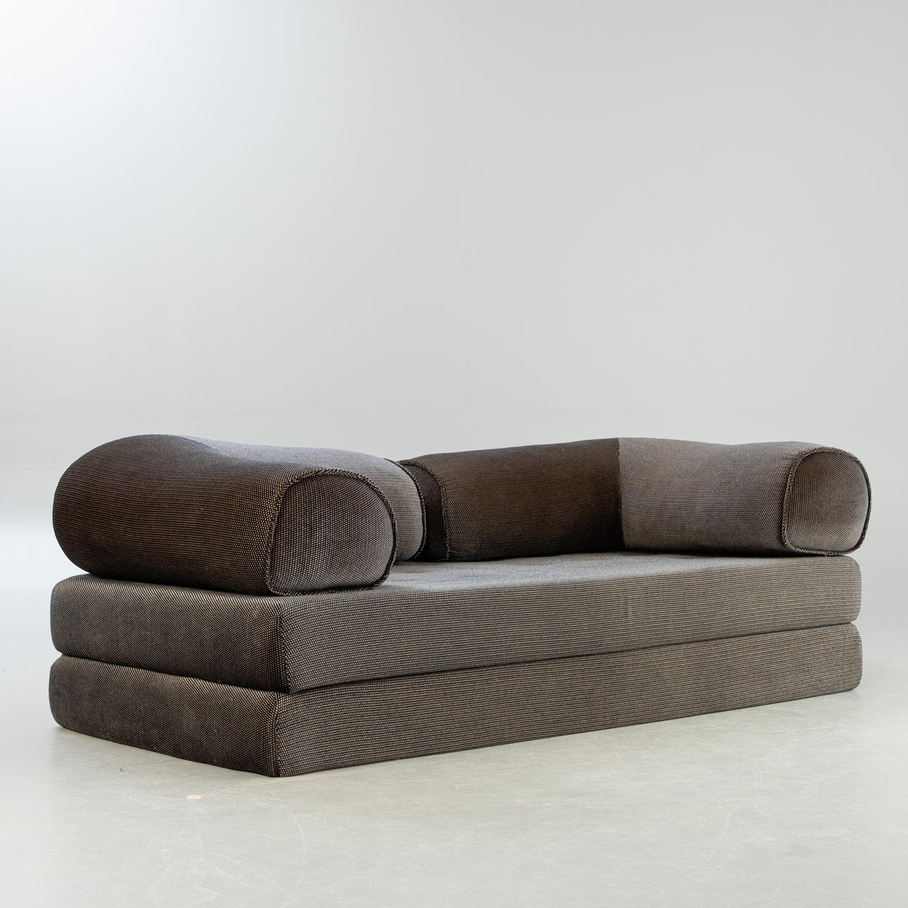 Sofá/sofá cama, tela y espuma. 1970.