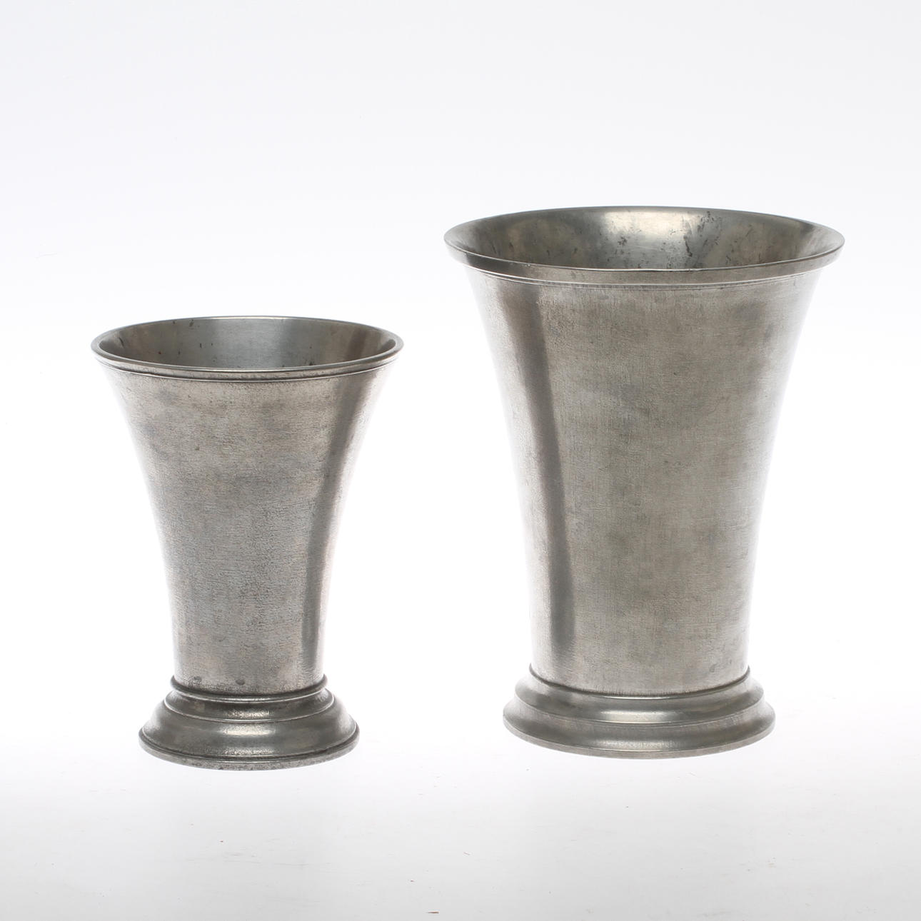 BÄGARE, 2 st, tenn, Schreuder & Olsson, delvis Edvin Ollers.