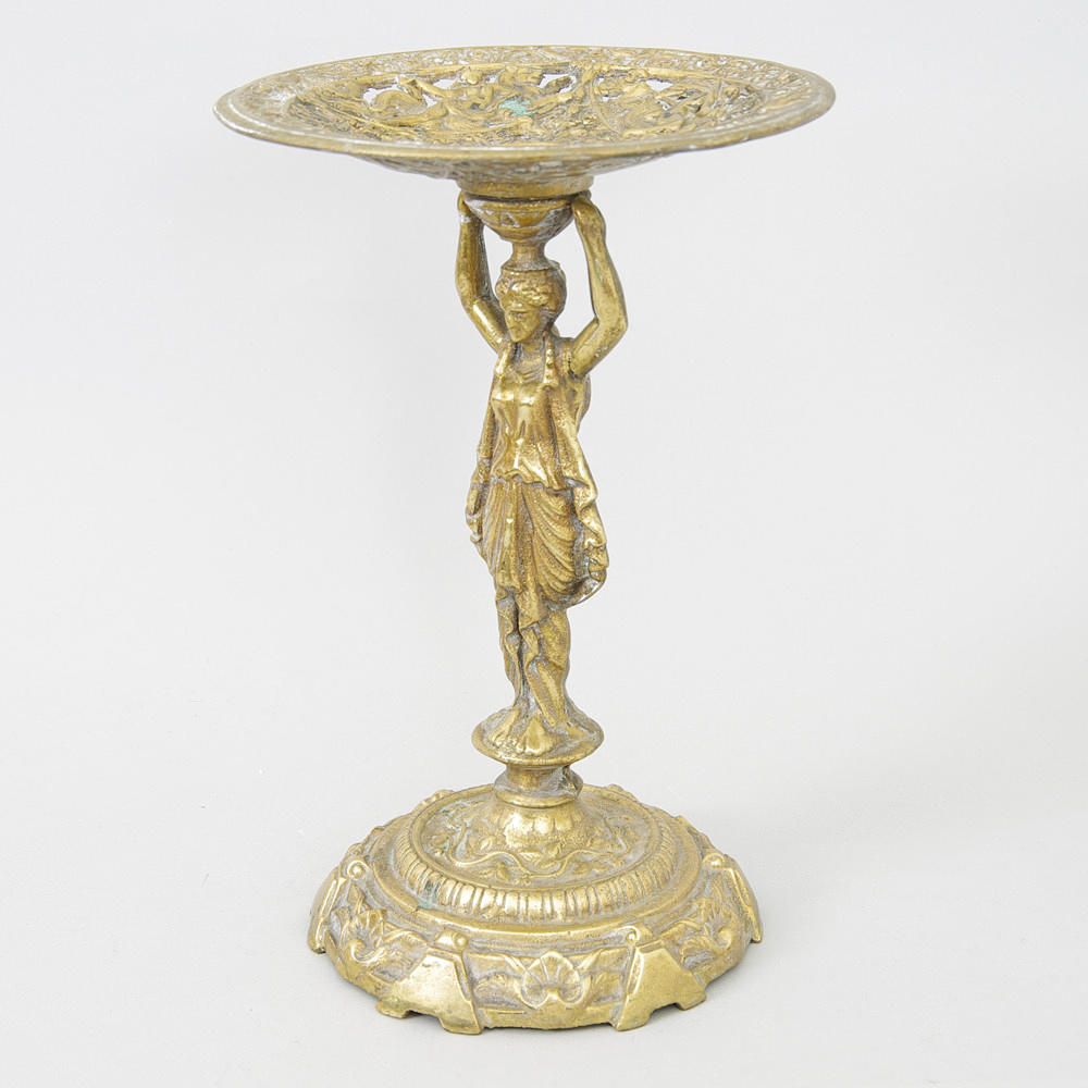 SKÅL PÅ FOT, bärande kvinna, mässing.