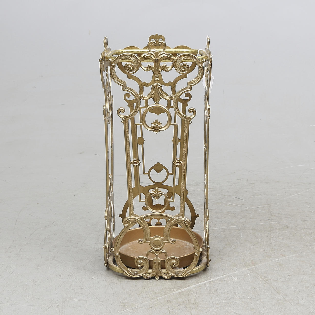 PARAPLYSTÄLL, gulmetall, 1900-talets andra hälft.