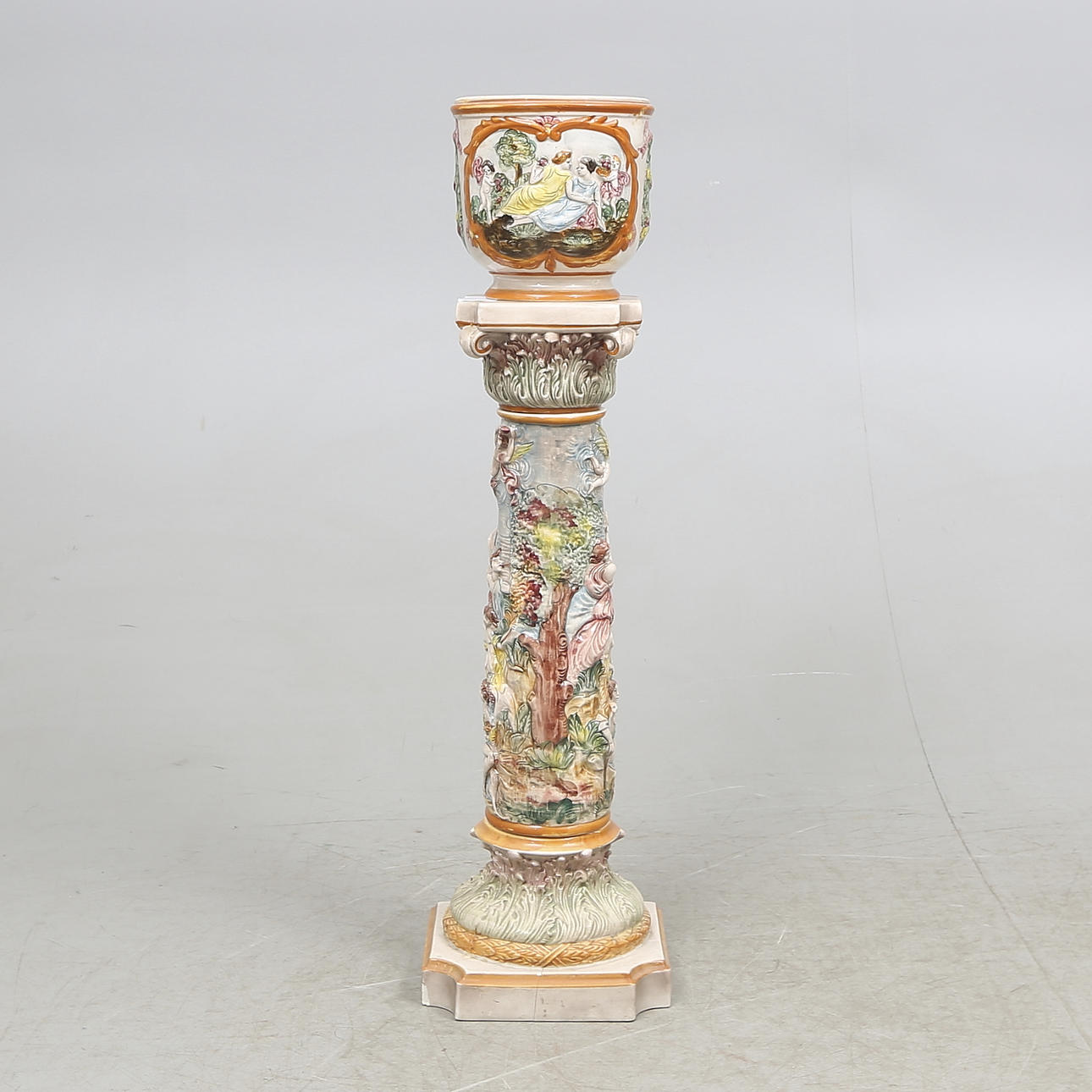 PIEDESTAL med KRUKA, keramik, Italien, 1900-talets andra hälft.