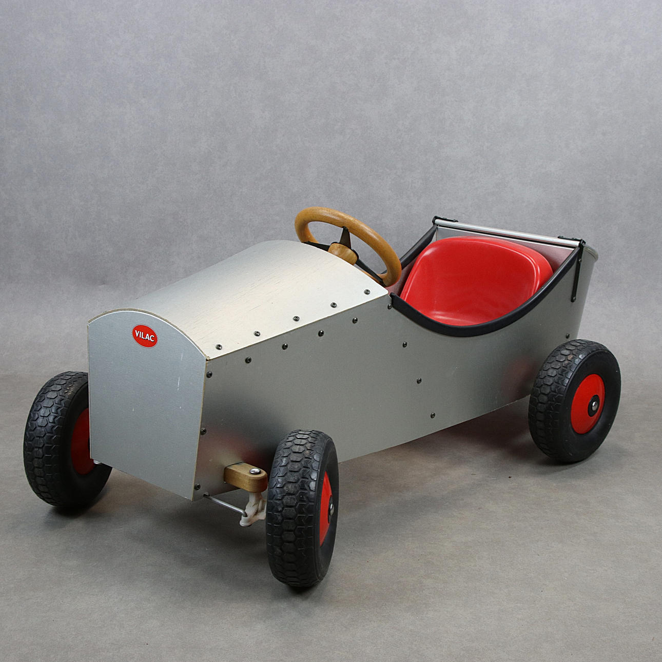 TRAMPBIL, 85/500, malet træ (sølv), plastiksæde, trærat, Vilac, moderne.