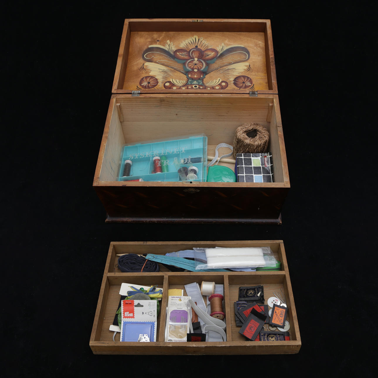 SYSKRIN, træ, med indhold, traditionel stil, 20. århundrede.