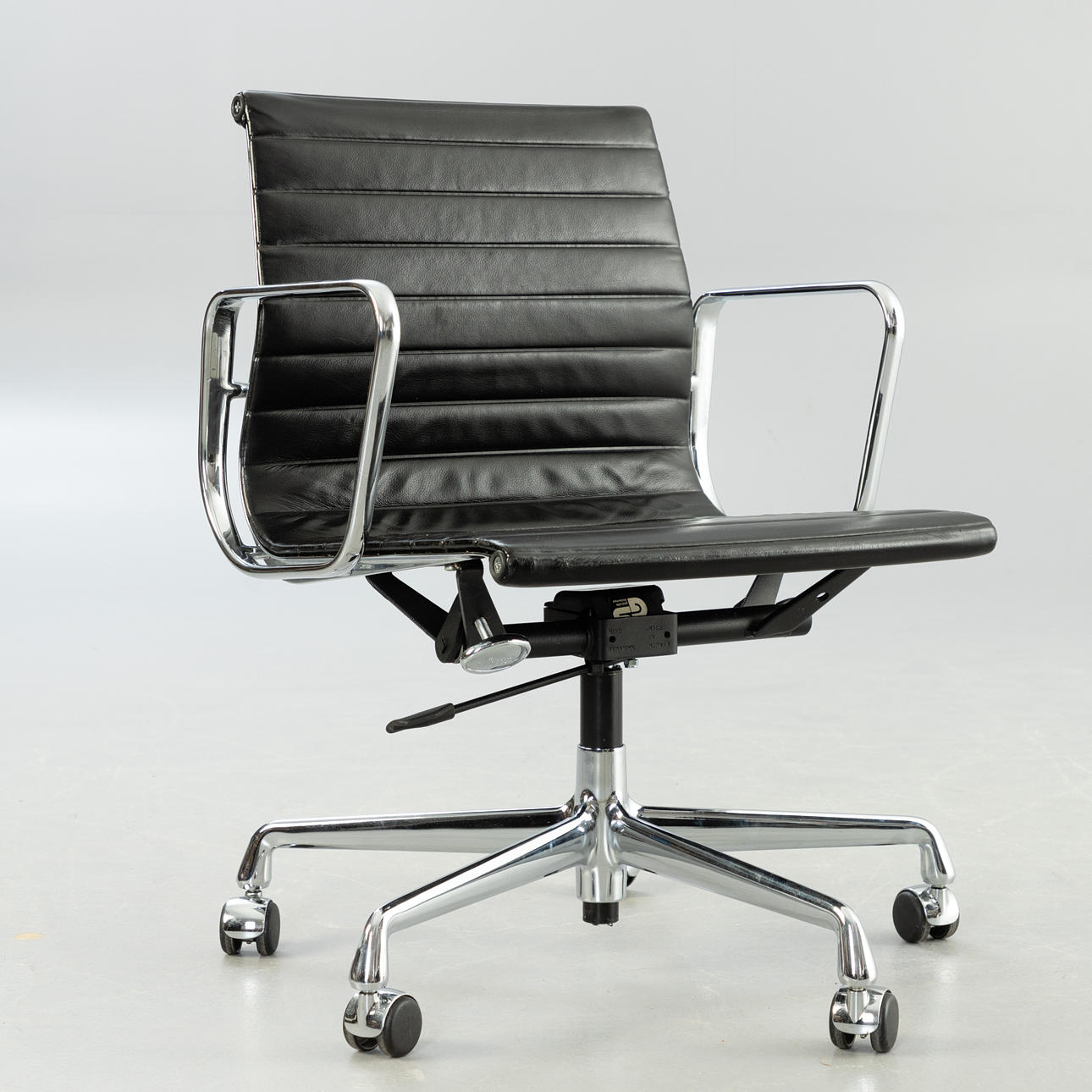 RAY & CHARLES EAMES. Vitra. Alu Chair 'EA 117', Leder schwarz.