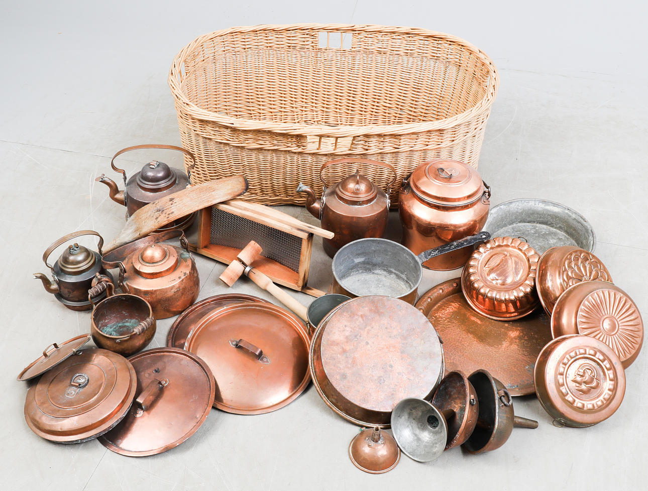 BRUKSFÖREMÅL, korg,koppar m.m.