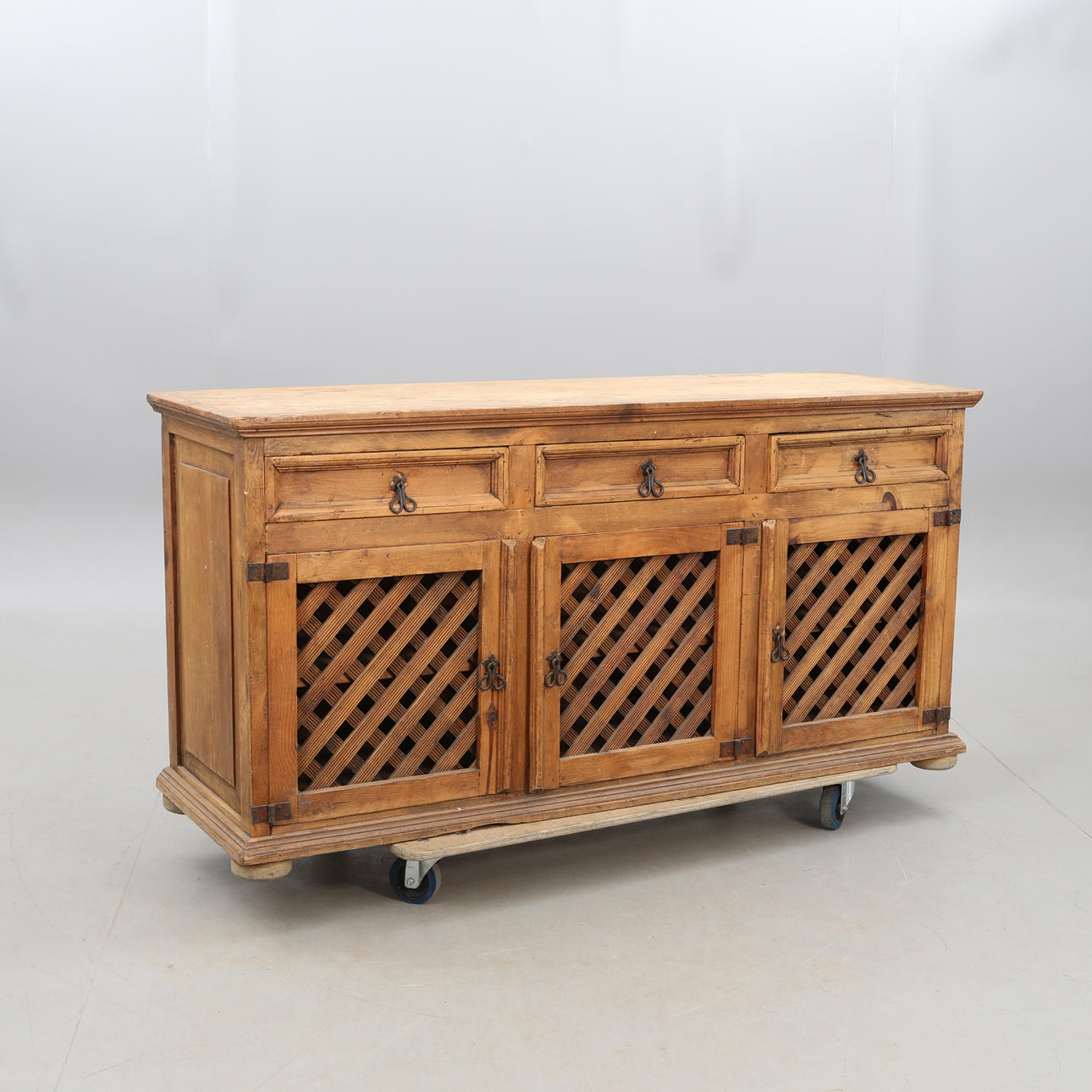 SKÄNK, återvunnet trä.