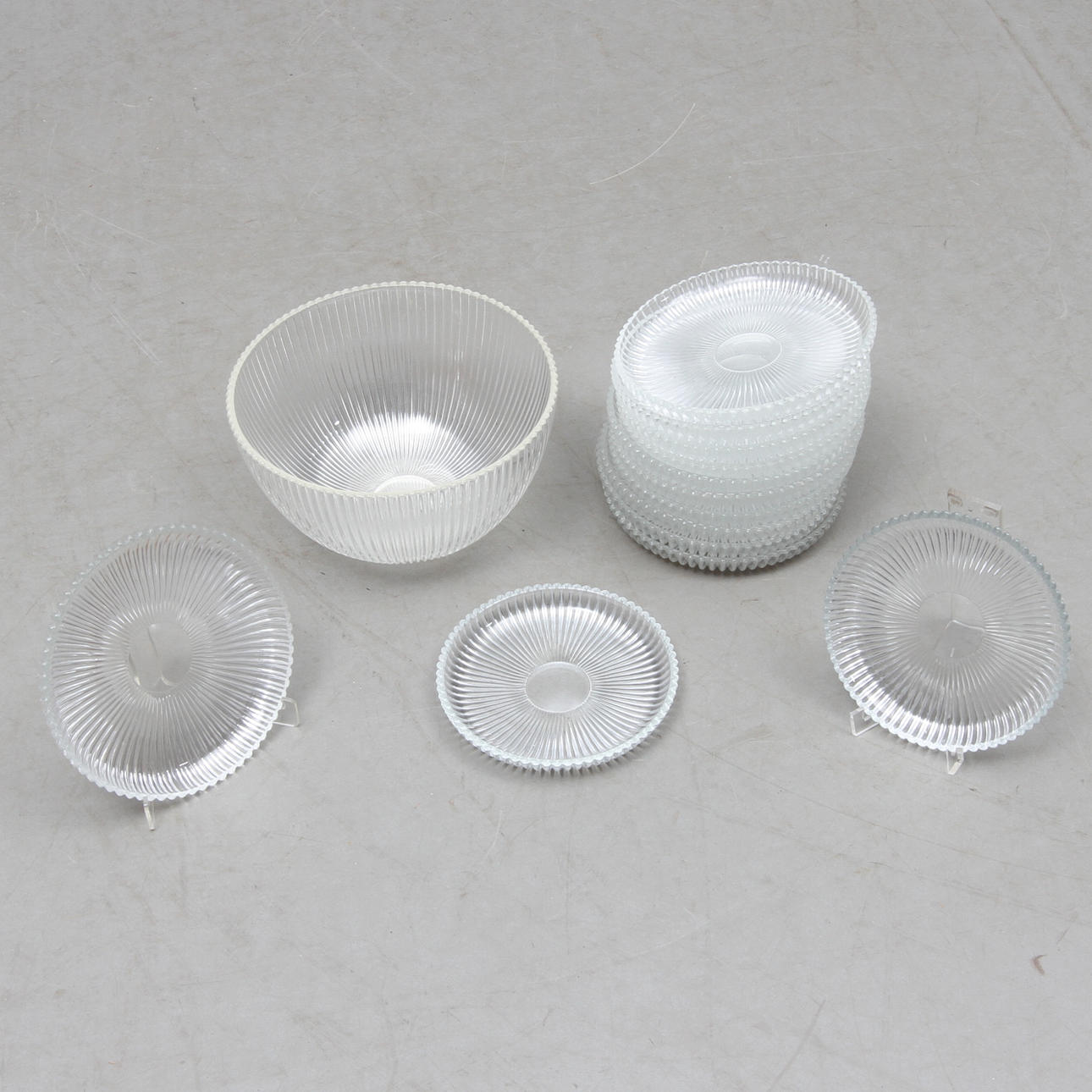 ASSIETTER, 13 st, samt SKÅL, glas, "Reffla", Arthur Percy, Gullaskruf.