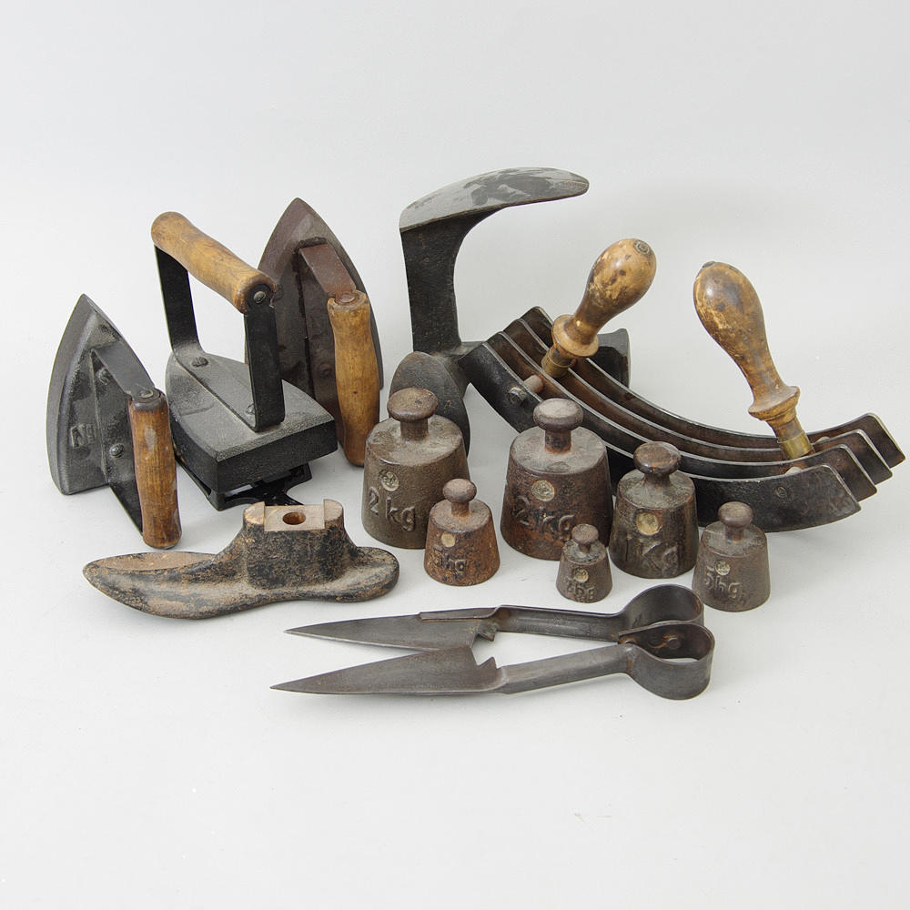 STRYKJÄRN, SKOMAKARVERKTYG MM.