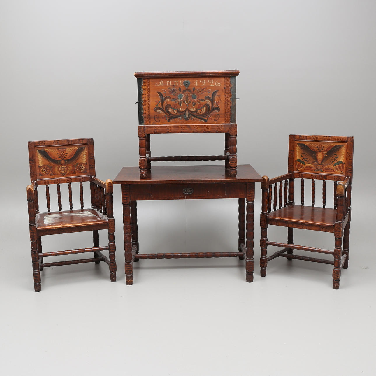 KARMSTOLAR, ett par, BORD med låda, KISTA på ben, allmogemålat, 1920-tal.