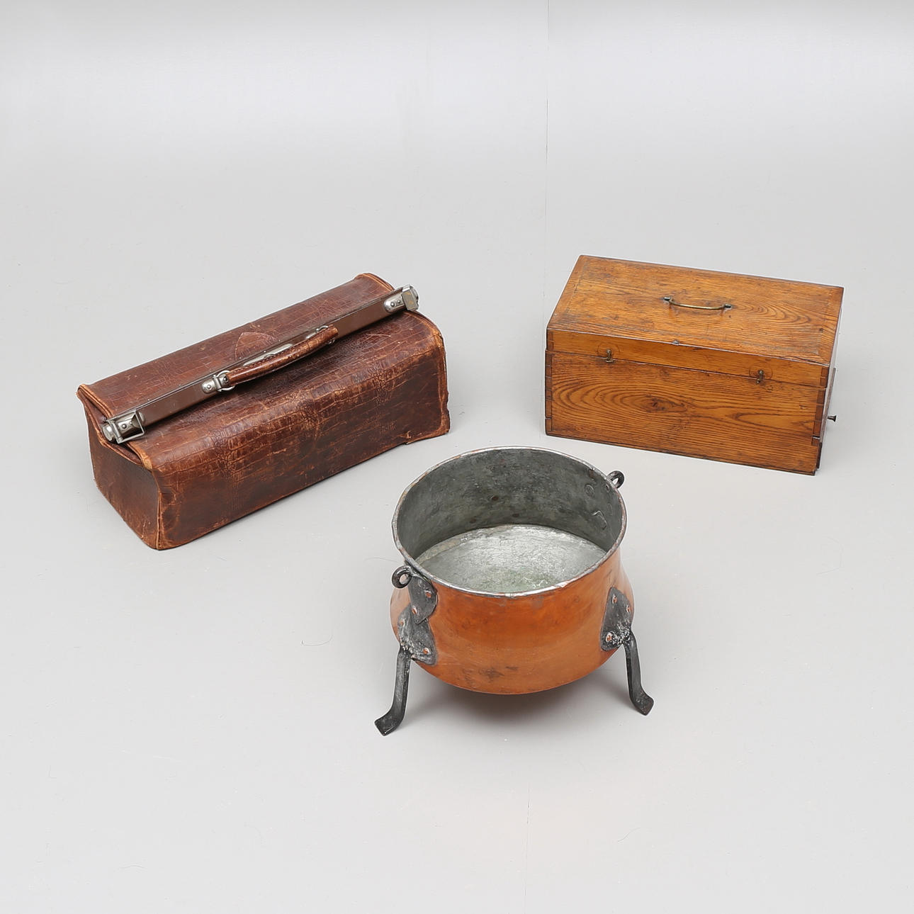 KOPPARGRYTA, SOCKERLÅDA, DOKTORSVÄSKA.