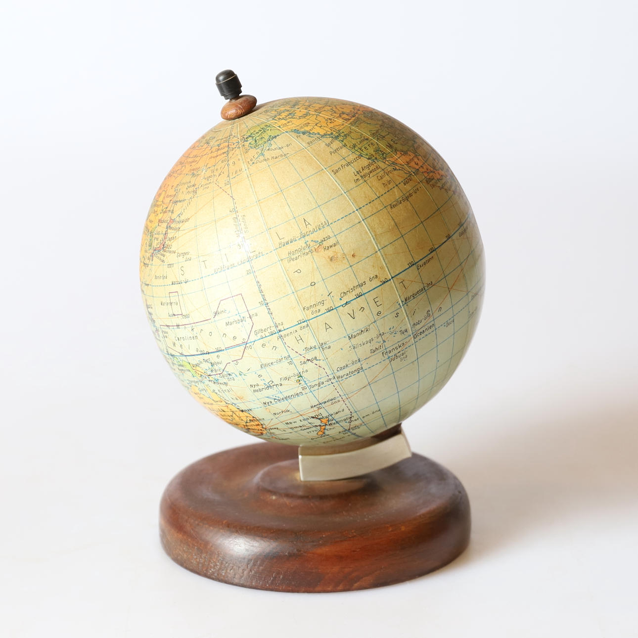 Ein Globus von Paul Röth, Leipzig, Mitte des 20. Jahrhunderts.