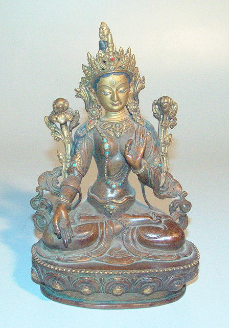 VIT TARA PÅ LOTUSTRON. Sinotibetic omkring 1900.