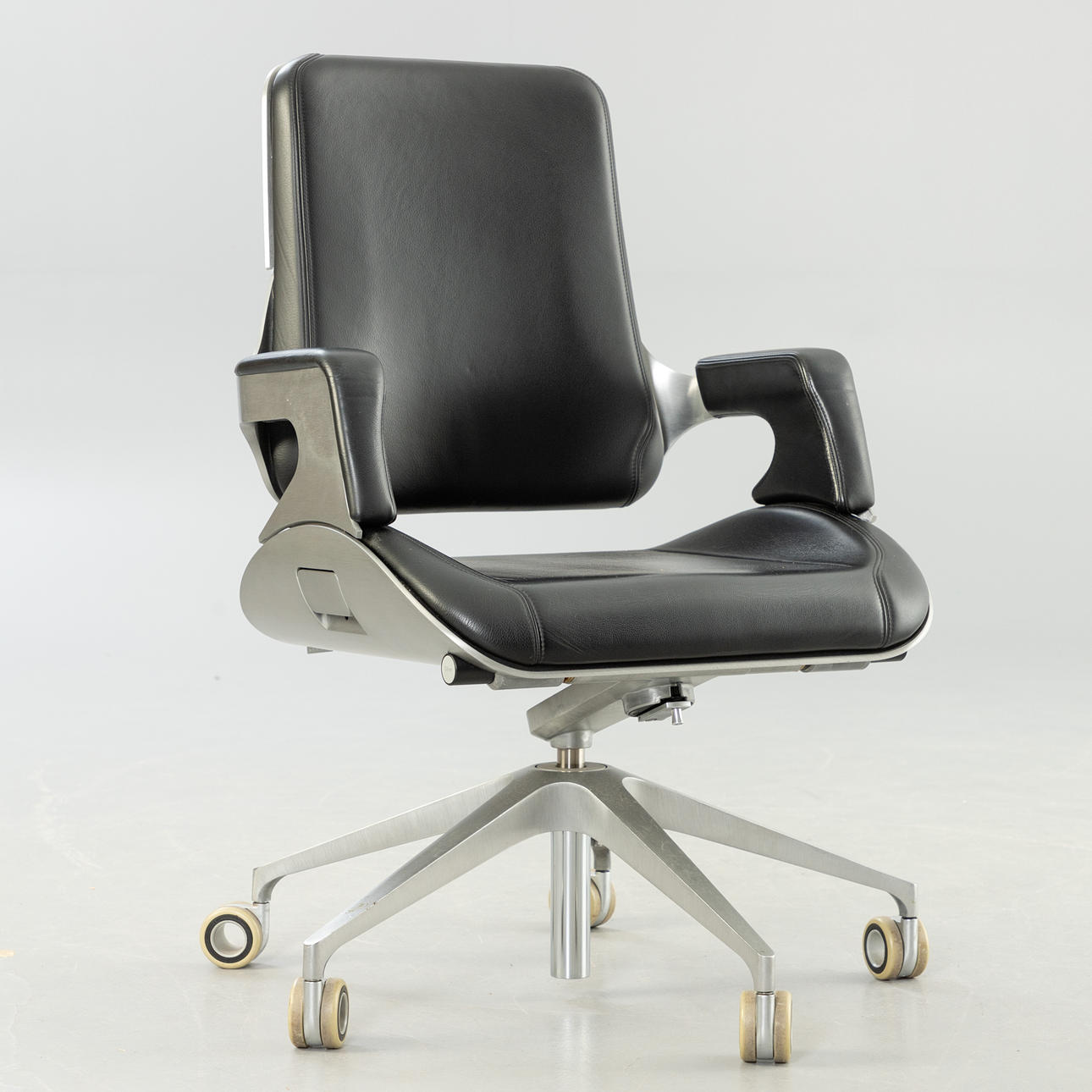 HADI TEHERANI. Interstol. Kontorstol/eksekutivstol model „Silver 262S“.