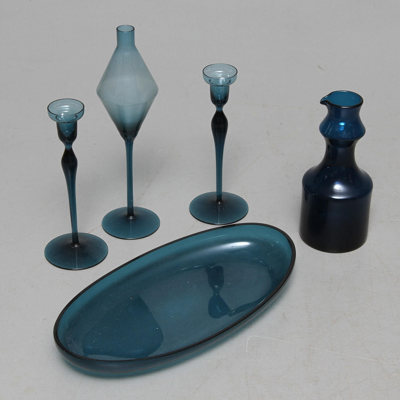 PARTI GLAS, 5 delar, bland annat Nils Landberg, Orrefors, Bertil Vallien, Åfors, Edward Hald, Sandviks Glasbruk, 1900-tal.