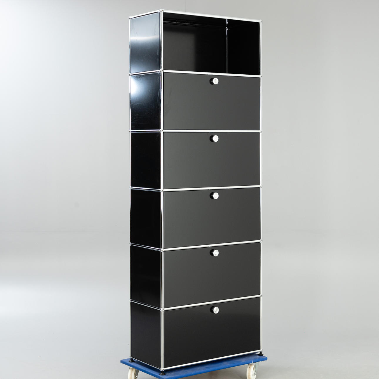 USM Haller. Garderobe. stål, krom, sort Schweiz.