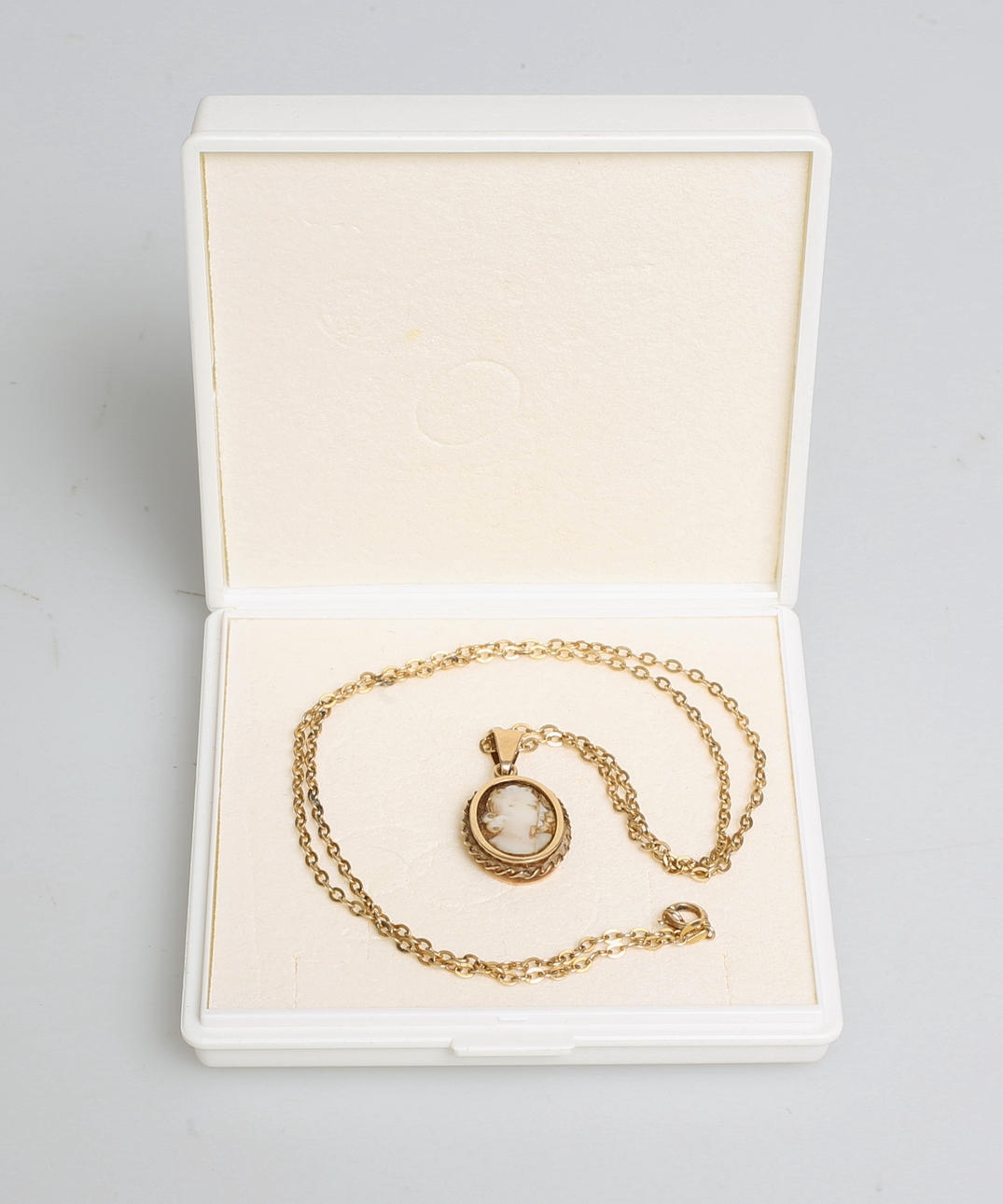 HÄNGE med Camè. 14 k.