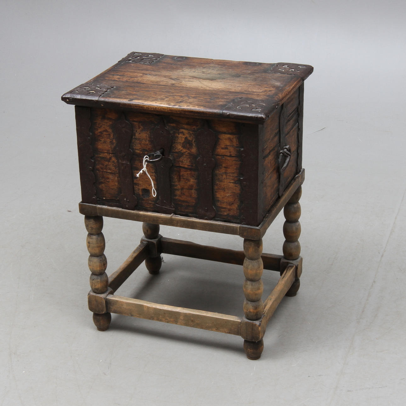 KISTA på senare benställning, barock, 1700-tal.