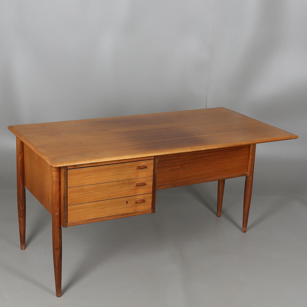 SKRIVBORD utförd i teak, med fronhylla, 1960-tal.