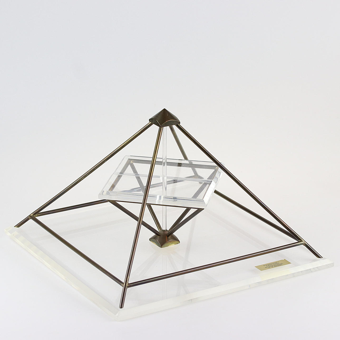 ENERGIPYRAMID, plexiglas och metall, nutida.