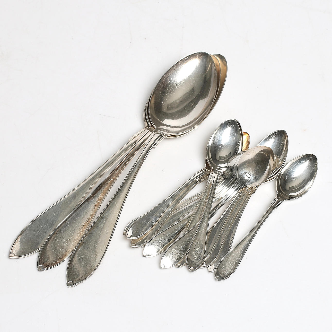 KAFFESKEDAR samt MATSKEDAR, 15 st, silver, modell "Svensk Spetsig". 1900-tal. Vikt 296 gram.