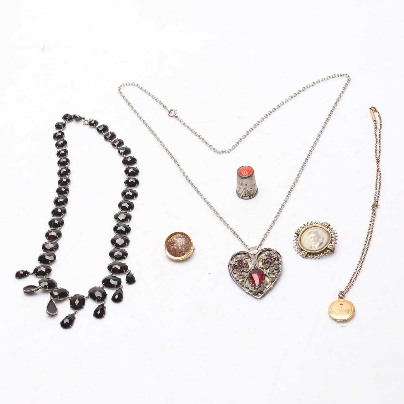 SMYKKE, 5 stk og en sølvfingerbøl.