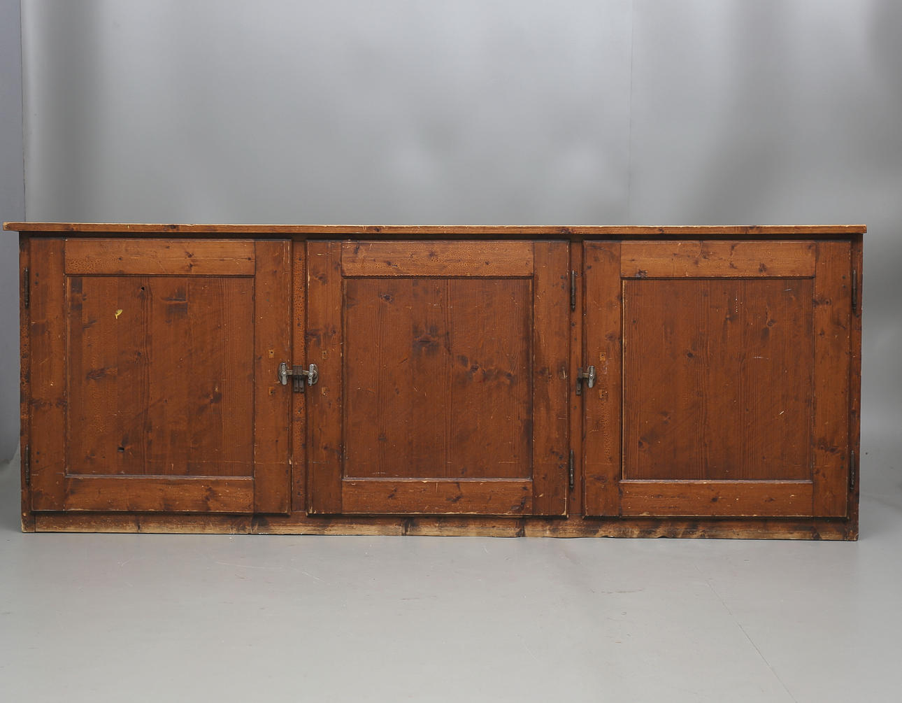 FÖRVARINGSSKÅP, ek, från gammal folkskola, Sverige omkring 1900.