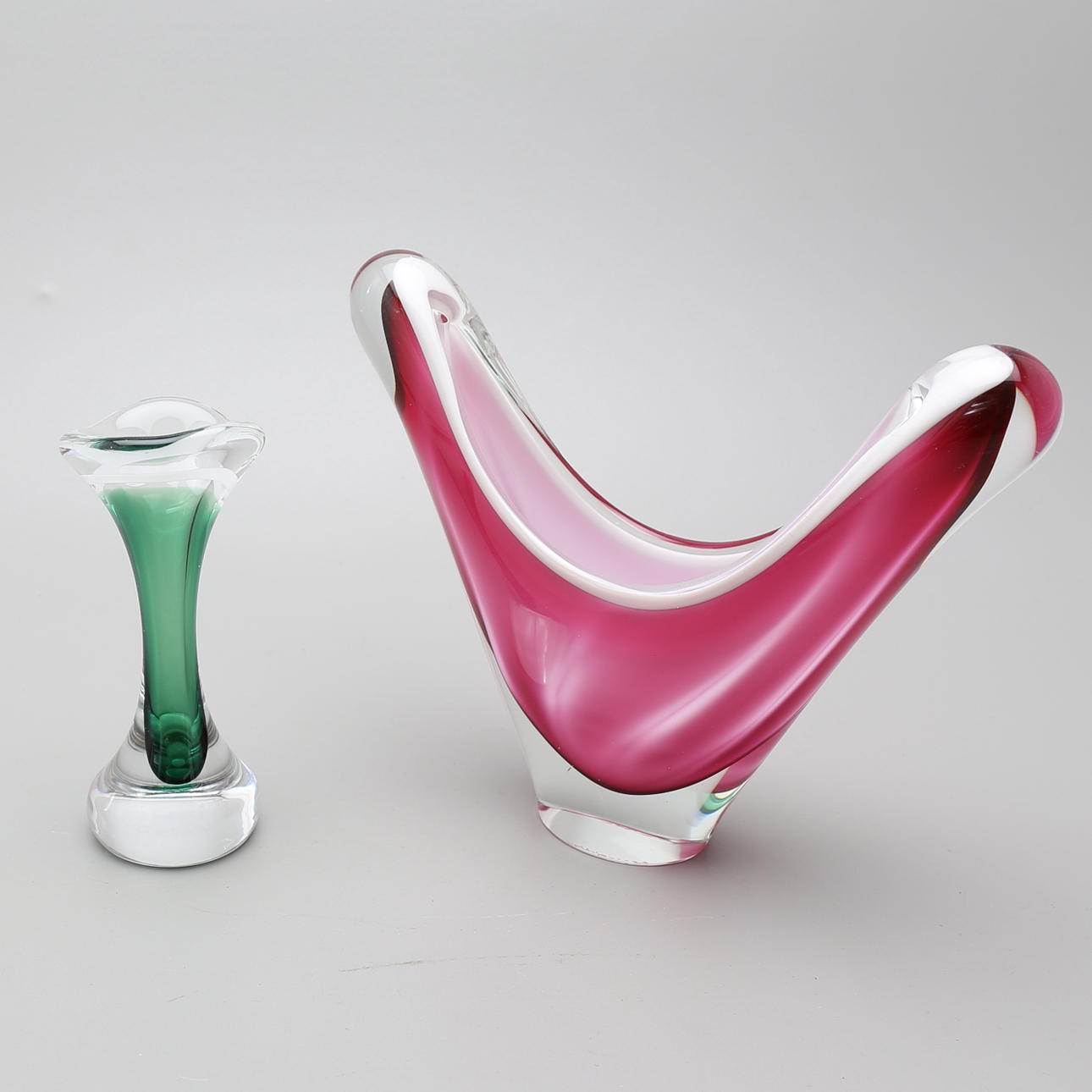 KONSTGLAS, 2 st, "Coquille", Paul Kedelv, Flygsfors, signerade, 1950-tal.