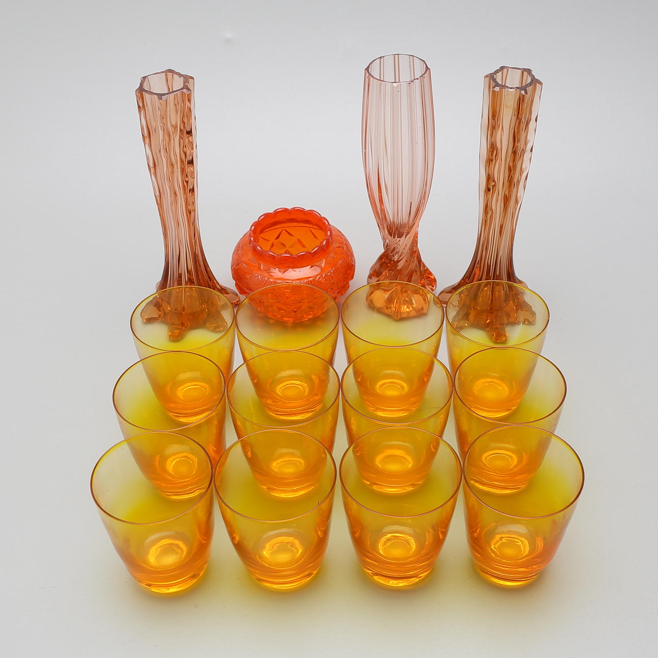 GLAS, 16 st, orange, rosa, 1900-tal.