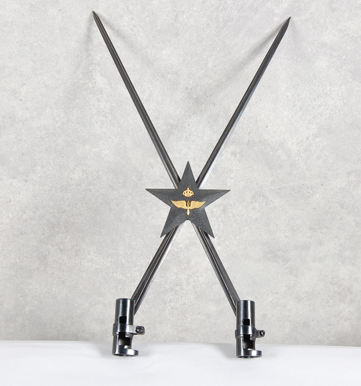 BAJONETTER, väggdekorationer.