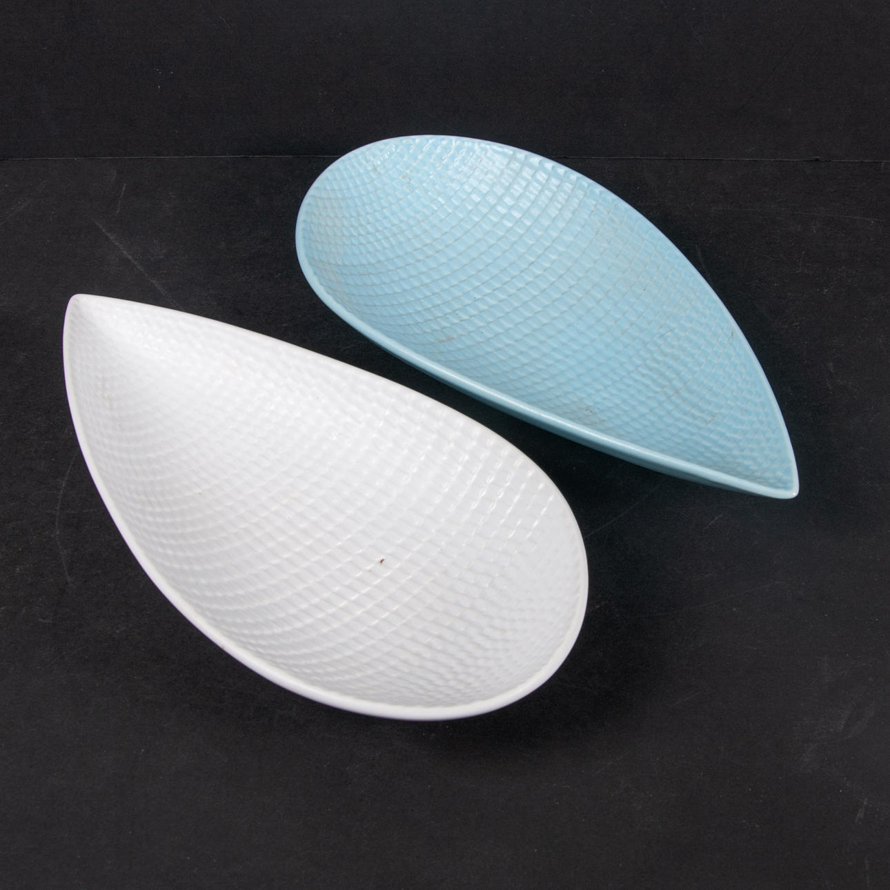 STIG LINDBERG. Für Gustavsberg, 2 Teller, Reptil.