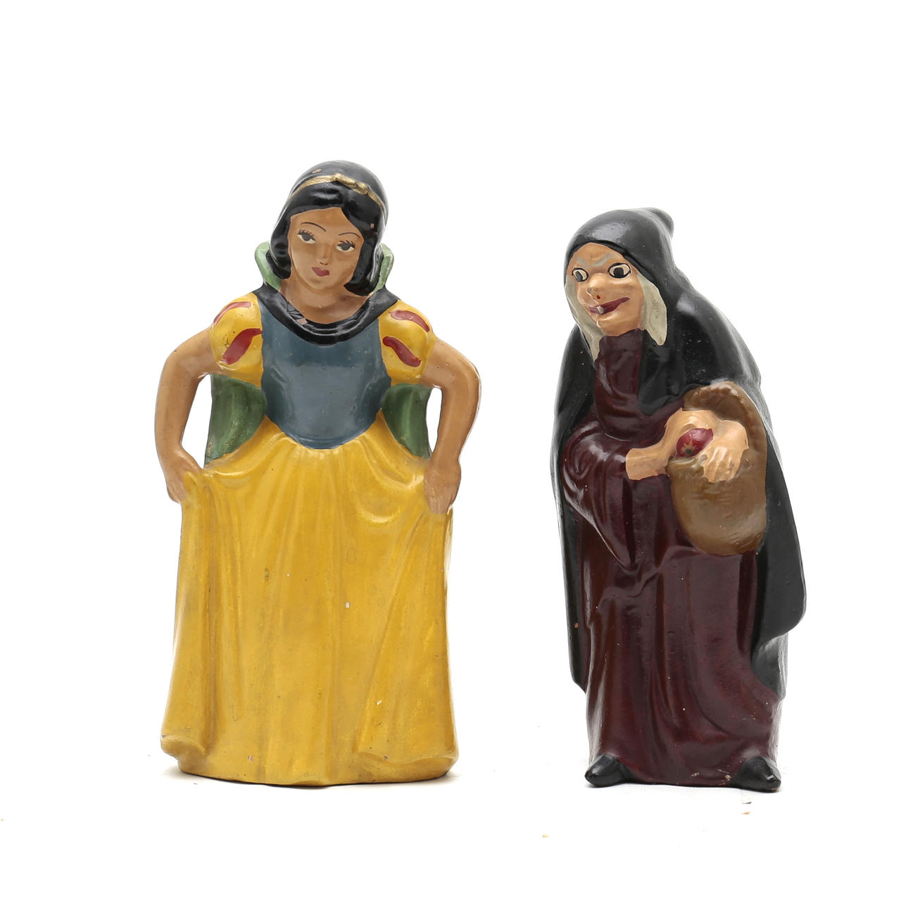 Snövit och ”Häxan”, två målade terrakottafigurer.