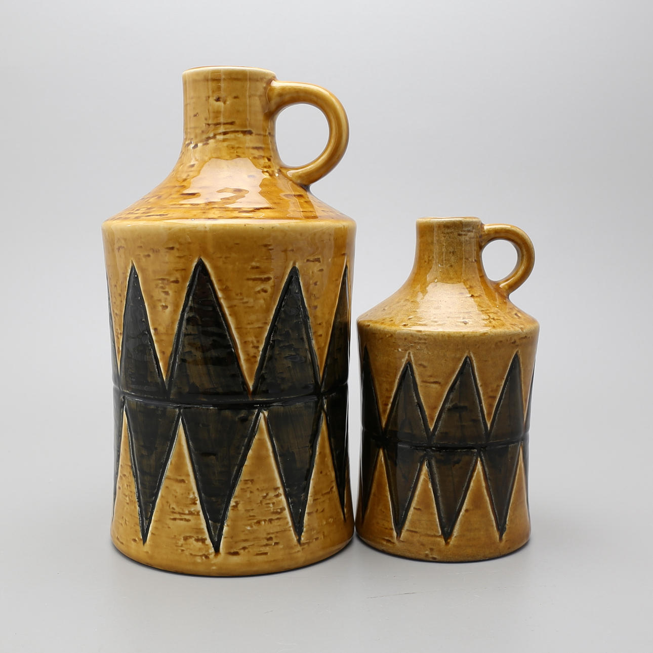 VASER, 2 st, keramik, "Harlekin", Gunnar Nylund, Rörstrand.