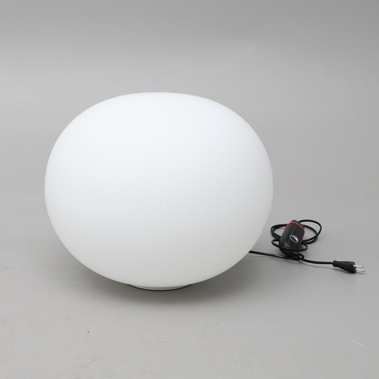 JASPER MORRISON. „GLO-BALL“, TISCHLAMPE, FLOS, ITALIEN.