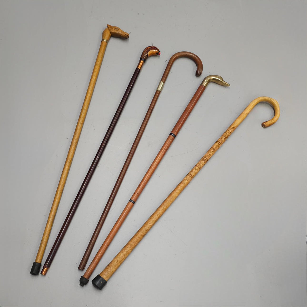 SAMLING AF FEM TRÆSTOKKE.