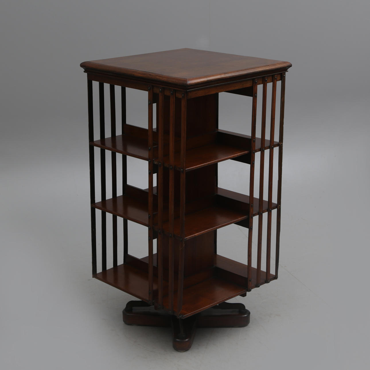 boksnurra-1900-tal-m-bler-sk-p-hyllor-auctionet