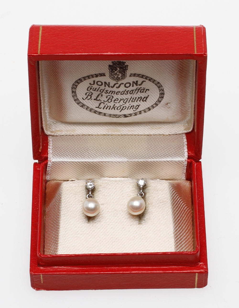 PÄRLÖRHÄNGEN, ett par, vitguld 18k, briljanter, HJS, Stockholm 1965.