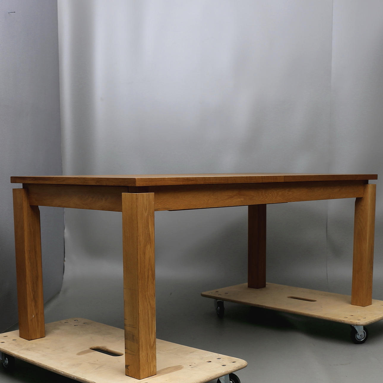 MATBORD utfört i massiv ek.