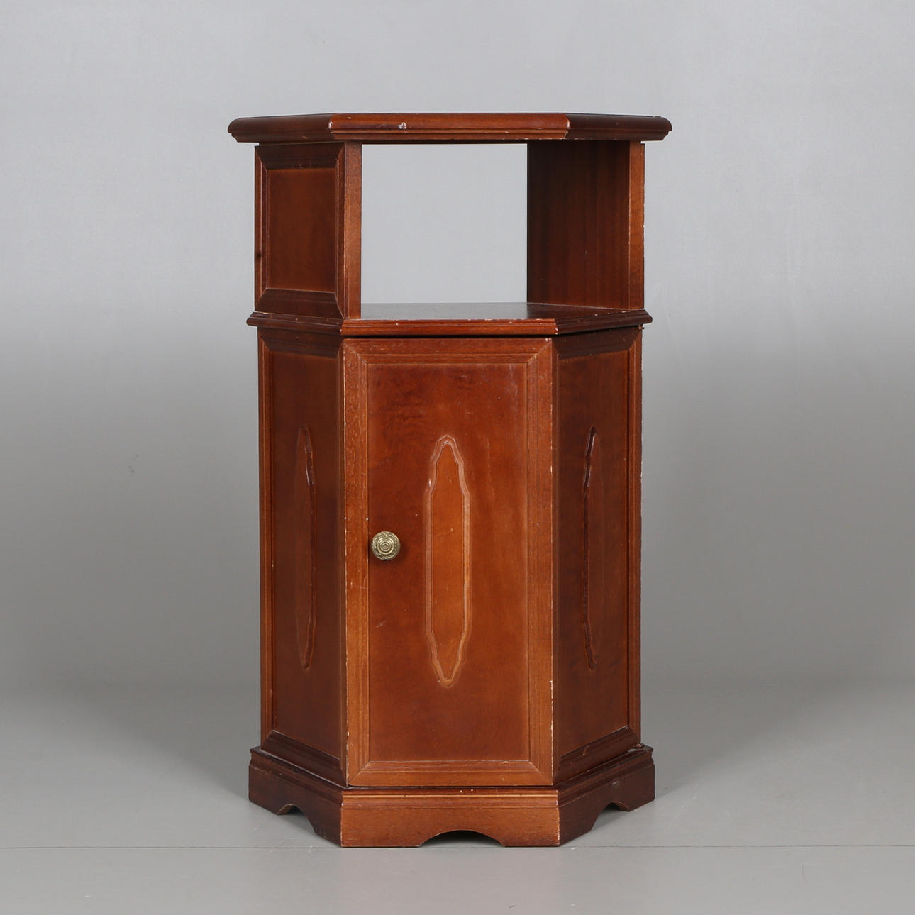 BORD, i form av piedestal, 1900-tal.