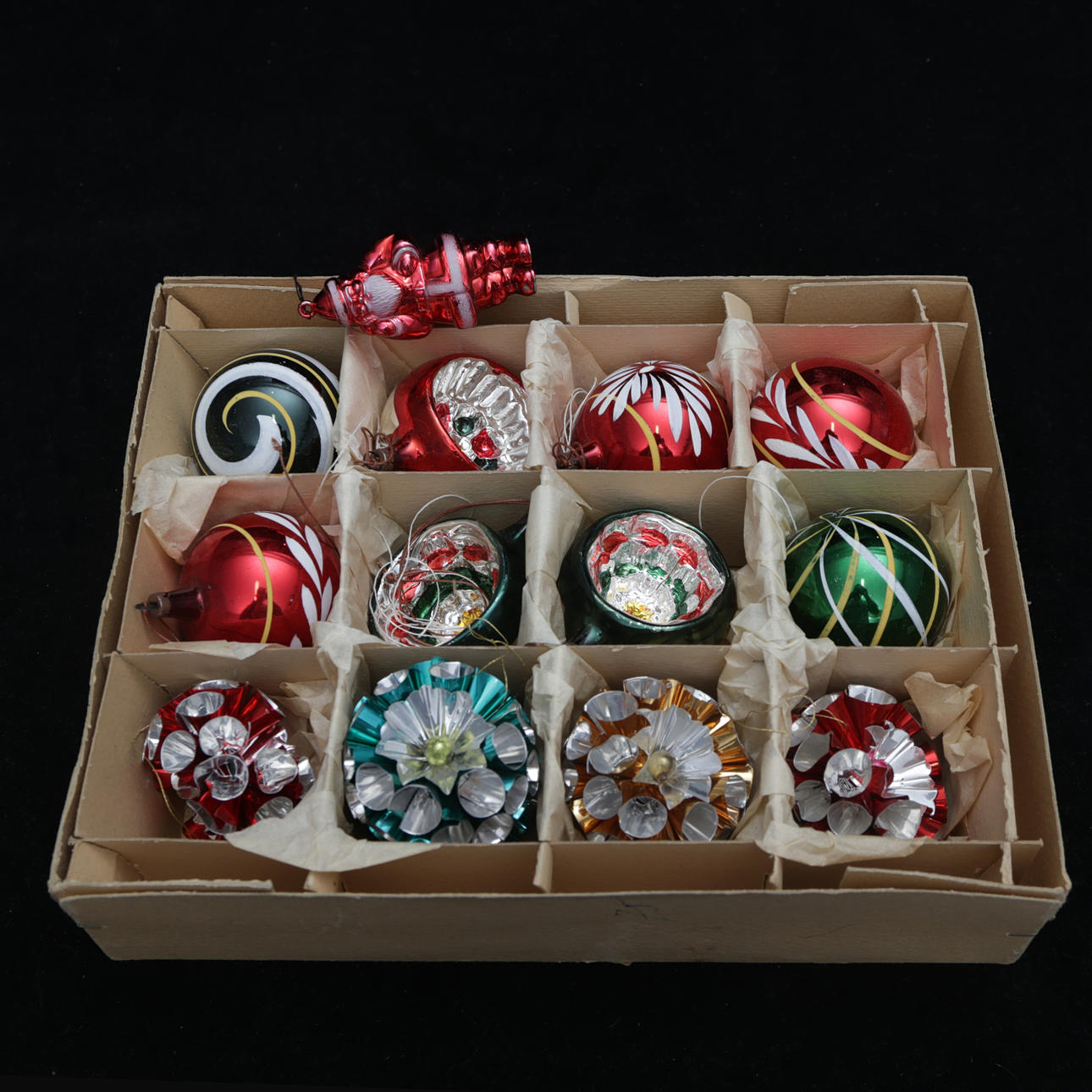 Joulukoristeet, vanhat, laatikossa.