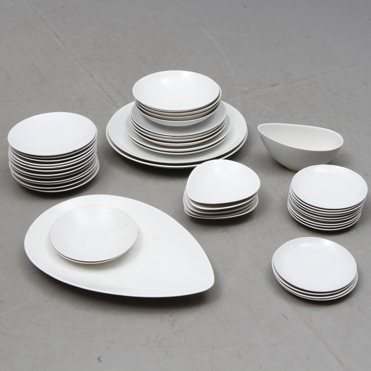 SERVISDELAR, ca 45 delar, "Blå Eld", Hertha Bengtsson, Rörstrand.