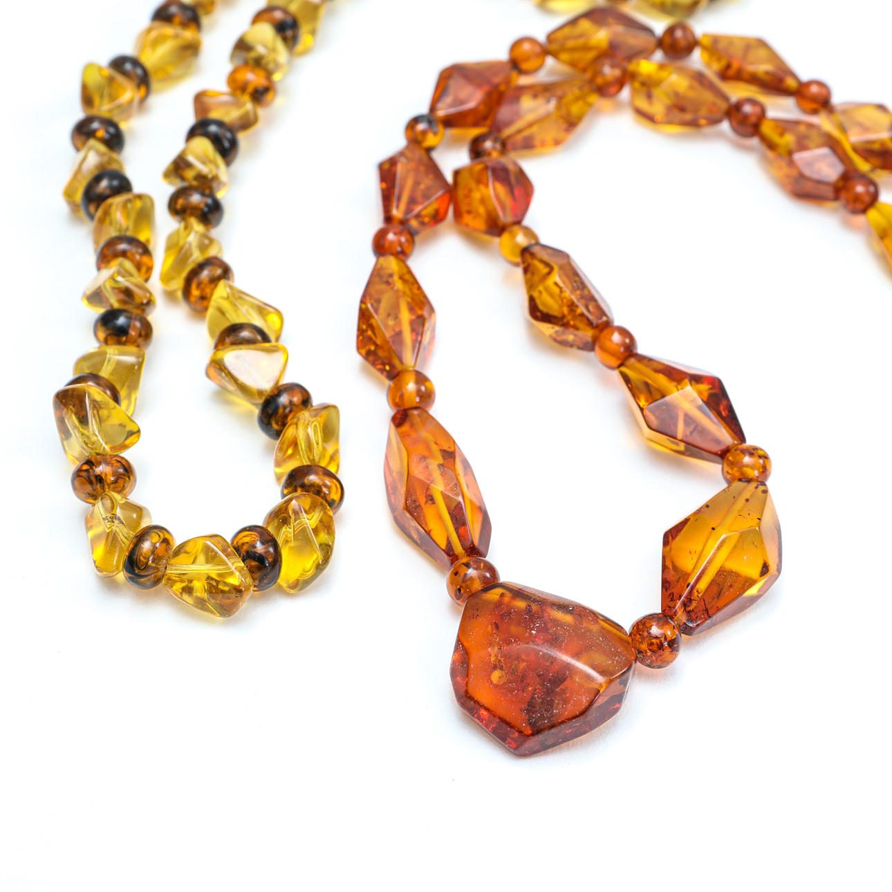 AMBER, 2 Stück Ketten, geschliffener Bernstein.