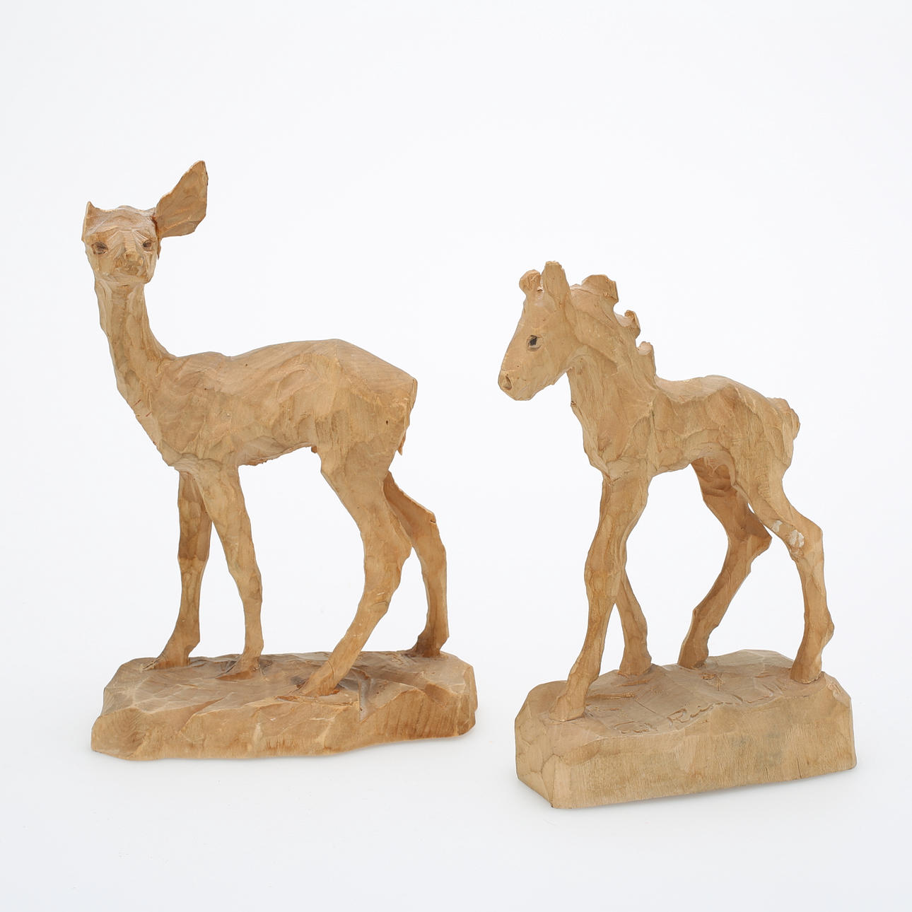 ERIK REIMHULT. Föl och rådjur, skulpturer, 2 st, snidat trä, signerade och daterade.
