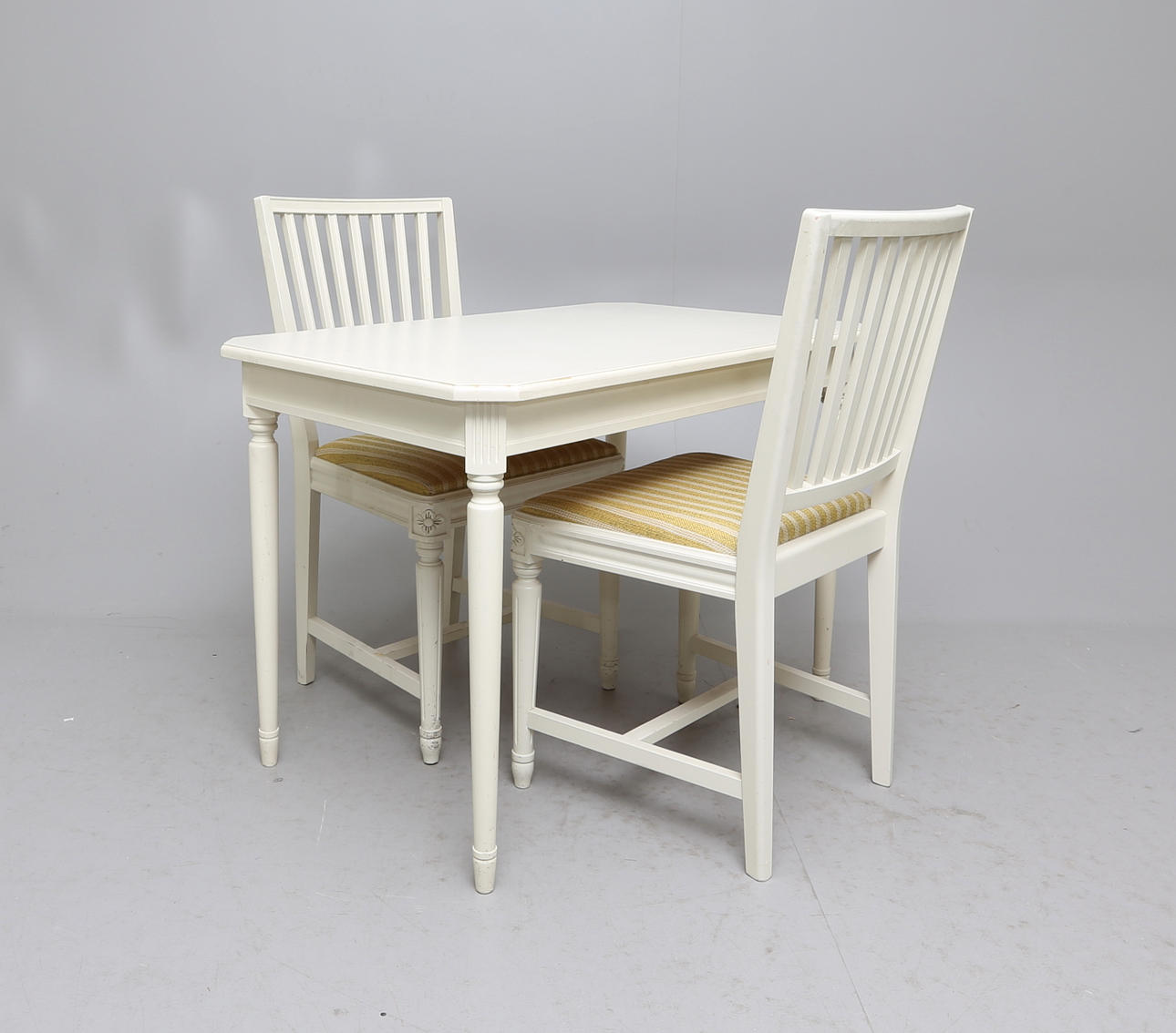 BORD samt STOLAR, 3 delar, Gustaviansk stil, 1900-tal.